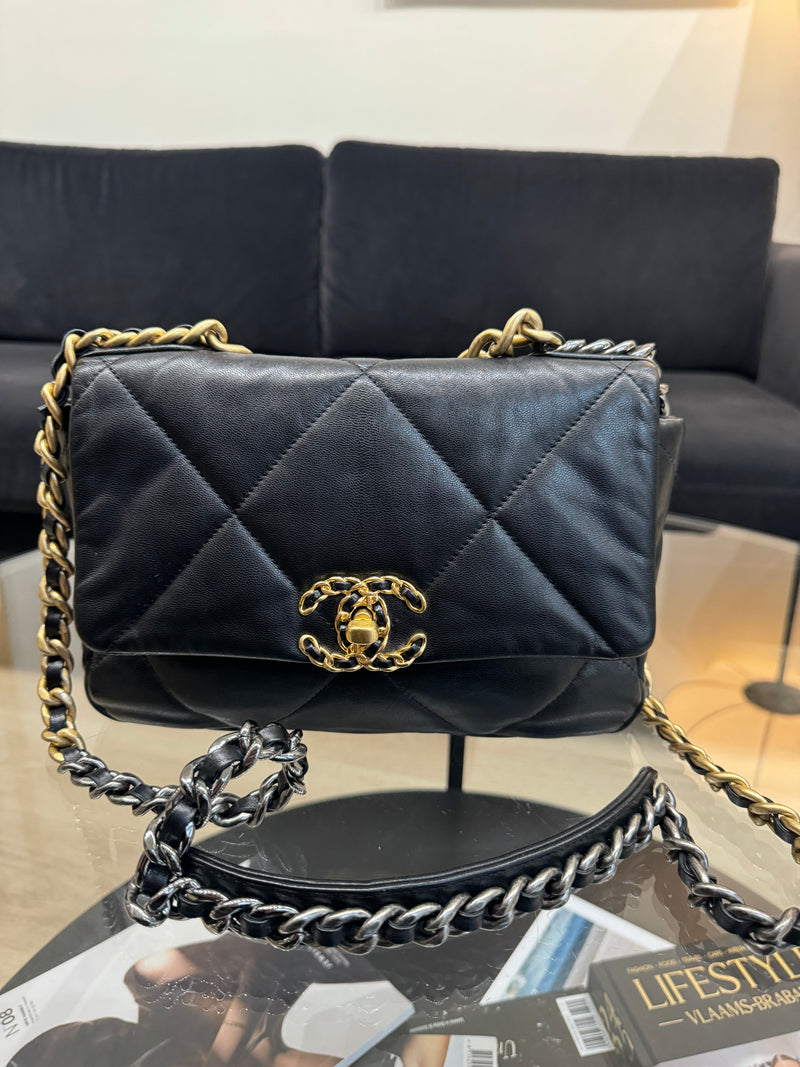 Chanel 19 black