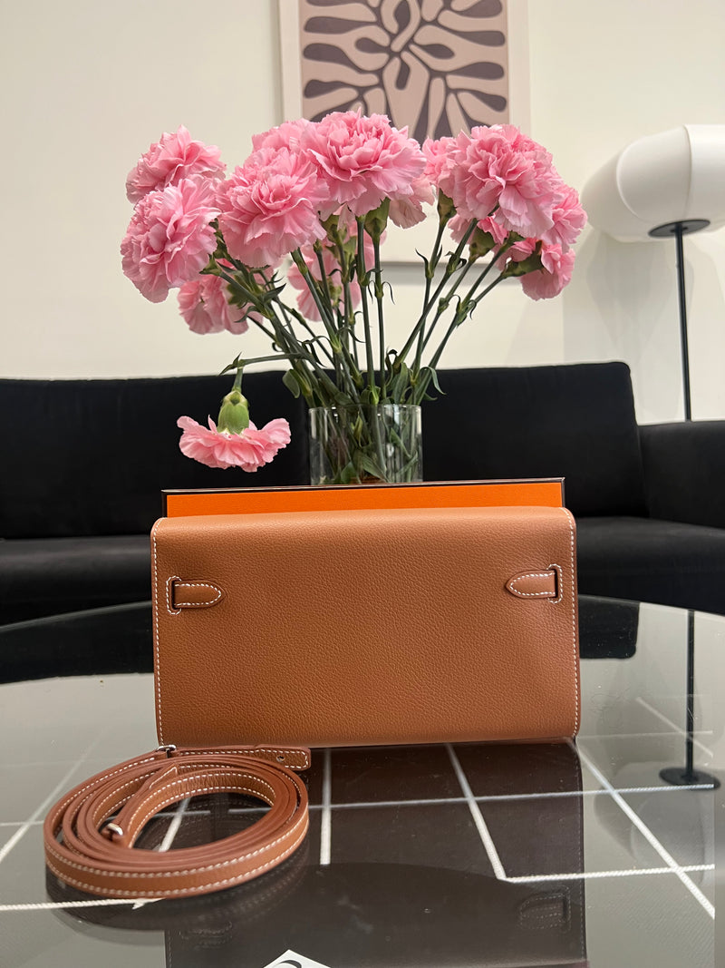 Hermes Kelly on the go